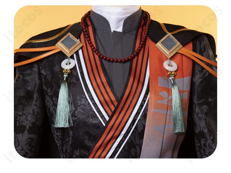 首飾りアップ。ネックレスのモチーフ形状と留め具、首元のレイヤー構成が見える。