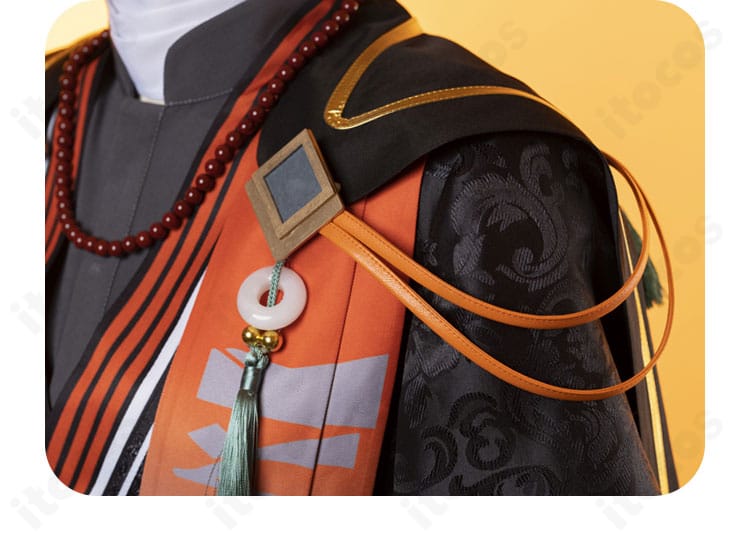 肩袖装飾アップ。肩飾りの固定方法と袖口のトリム、ステッチワークの仕上がりを確認可能。