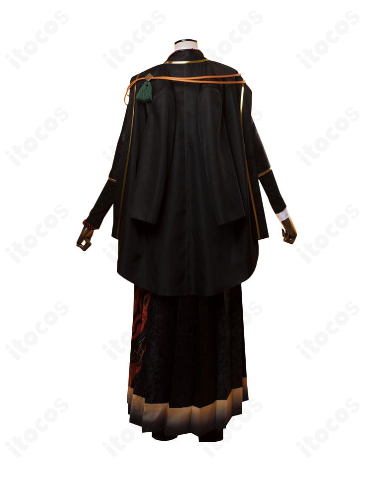 背面ディテール画像。背中の切り替え線、裾の広がり、装飾の配置と重心が分かる。