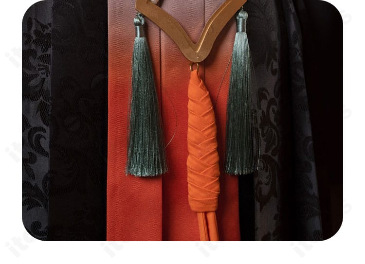 腰飾りと流蘇のアップ。タッセルのボリューム感、揺れ感、留め具の取り付け位置を示す。