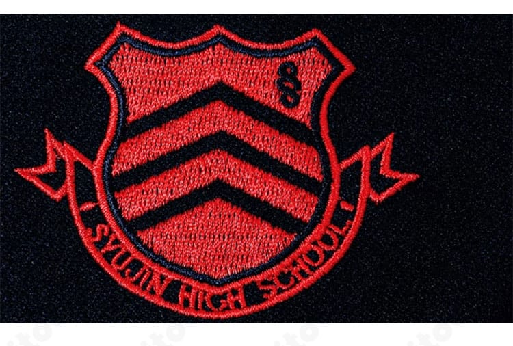 雨宮蓮 冬服コスプレの胸元エンブレムワッペンの刺繍ディテール