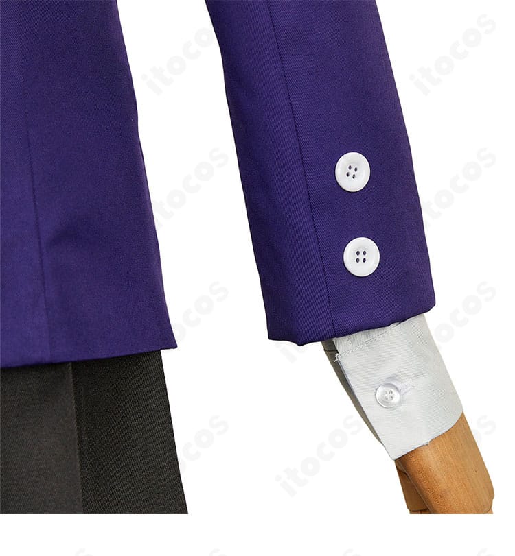 袖ボタンの装飾アップ。質感のあるボタンと配列でアクセントを演出。