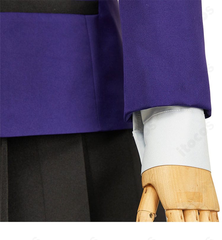 袖口ディテール。カフスの装飾と丁寧なステッチワークをクローズアップ。