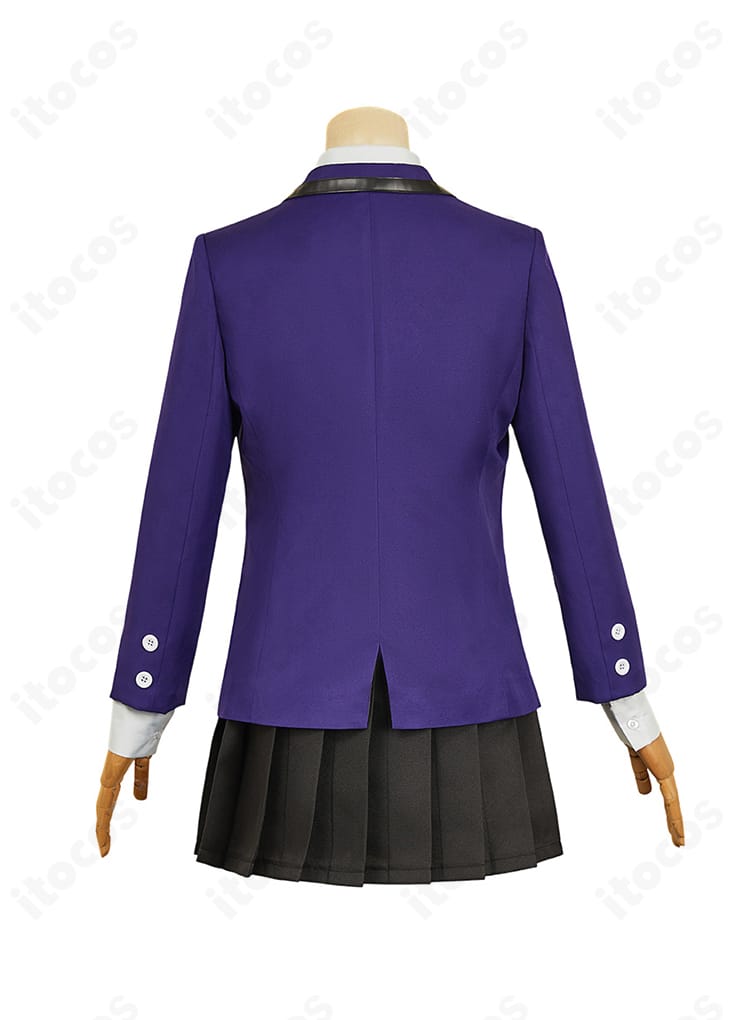 ニャアン衣装の背面。コートのバックスタイルとセンターベントのデザインを詳細表示。