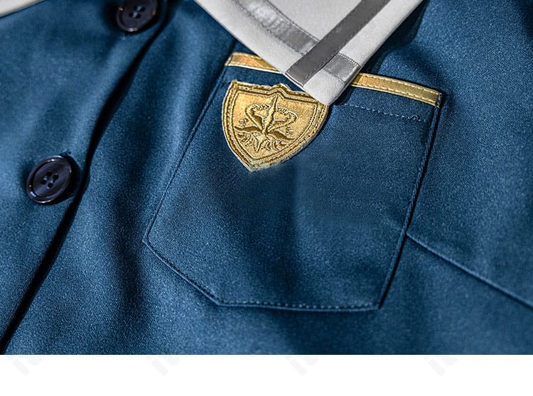 若葉睦 コスプレ衣装の胸ポケット周辺ディテール。ステッチと装飾の仕上げが分かる近接画像。