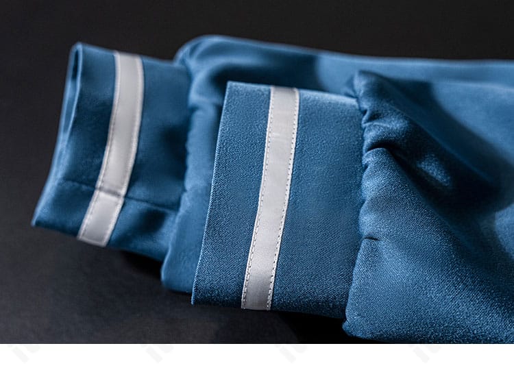 若葉睦 コスプレ衣装の袖口ディテール。カフの形状とステッチの丁寧さを示すアップ。