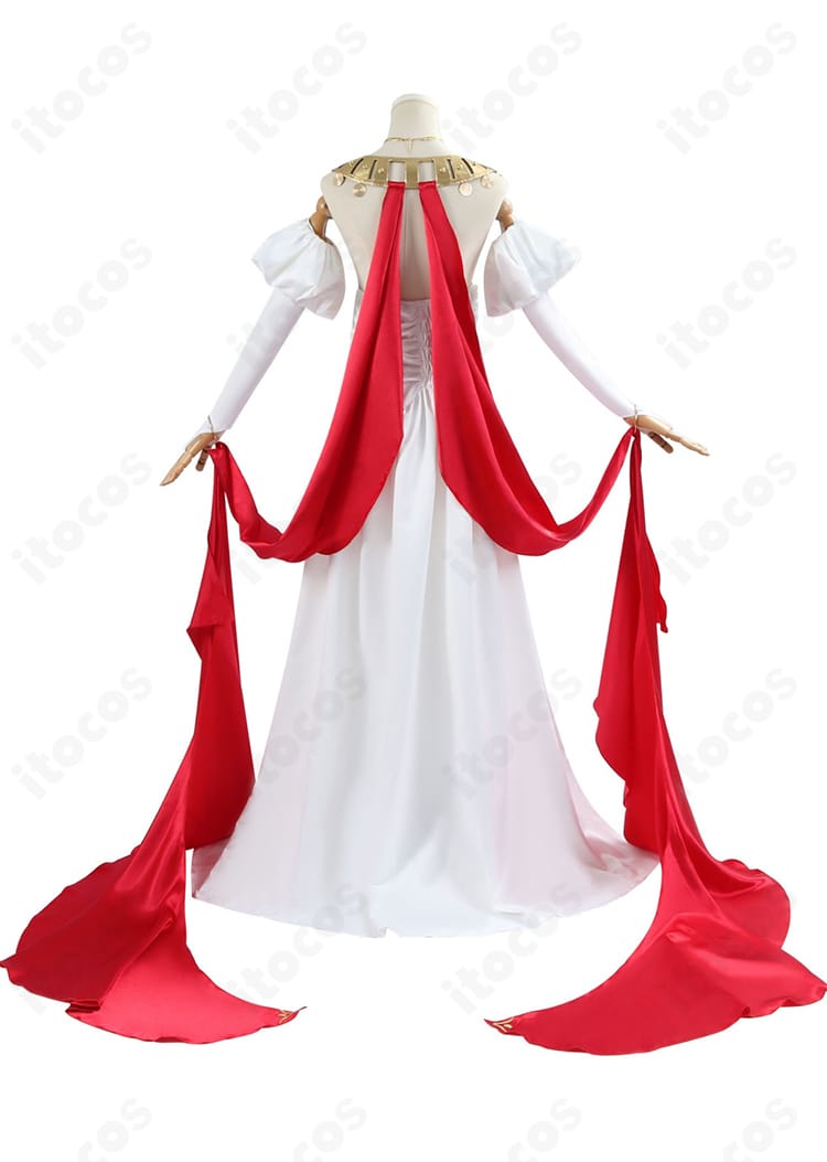 同衣装 背面図。背中のラインと背飾り、裾の広がりを強調した構図。