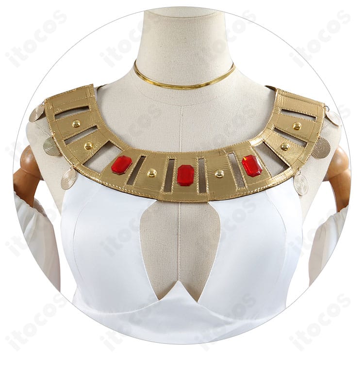 ネックレス装飾のアップ。中央モチーフとチェーンの配置、発色を確認。