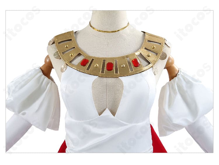 襟元装飾のクローズアップ。縁取りとゴールドパーツの質感、縫製ディテールが分かる画像。