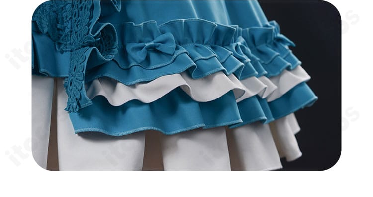 スカート裾の装飾ディテール。トリムとヘムラインの仕立て、レイヤー感がわかる画像。