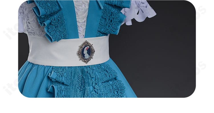 ウエストのコルセットベルト装飾拡大。バックル意匠とステッチワークがわかる画像。