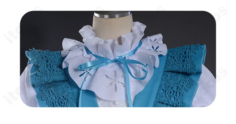 襟とネックレスのクローズアップ。胸元装飾の質感や留め具のデザインを確認できる画像。