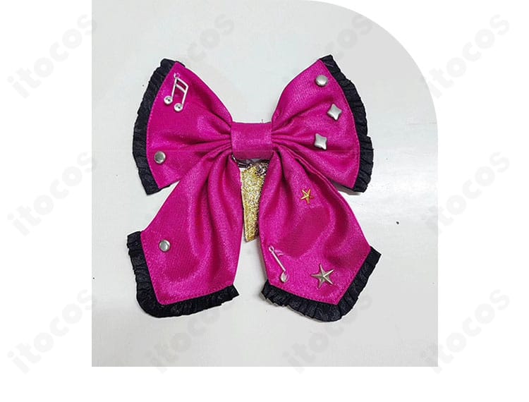 桜庭ローラ『星のツバサ』衣装の腕飾りと手袋のアップ。装飾の縫製と素材感、ステージ映えする光沢を描写。