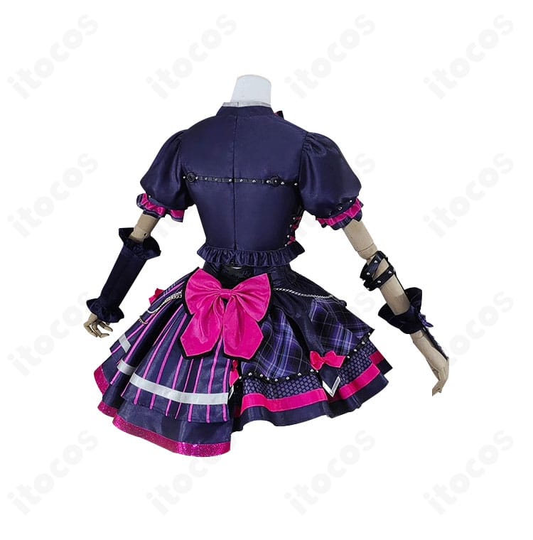 桜庭ローラ『星のツバサ』コスプレ衣装の側面。スカートのボリュームとウエストライン、袖口の形状が確認できる。
