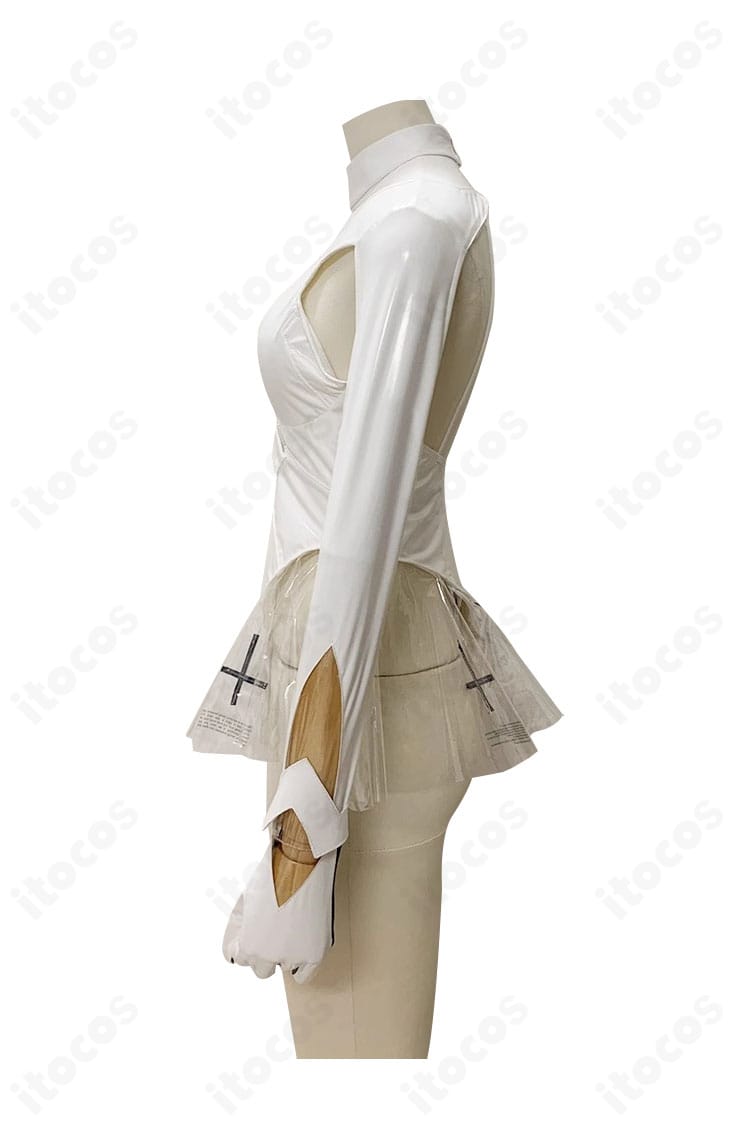 シンデレラ 白色レオタードの左側面画像。腰からヒップのラインとサイドの縫製ディテール、フィット感を確認できる。