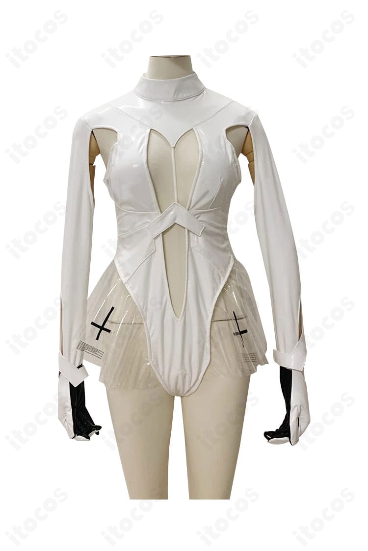 シンデレラ 白色レオタードの正面全身画像。胸元からウエストラインのフィット感とマットな生地感を確認できる。