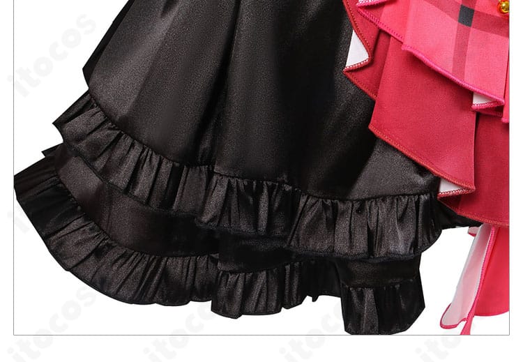 スカート裾ディテール。多段フリルと縁取りが繊細に重なる仕上がり。