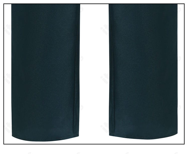 坂本太郎 ズボン脚部のディテール。生地の落ち感と直線的なシルエット