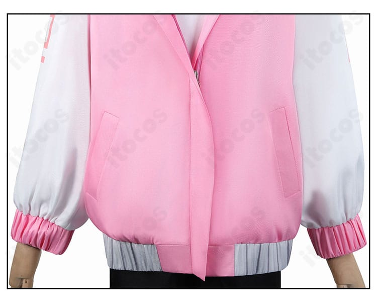 コート前立て装飾のクローズアップ。意匠の再現度と質感を強調