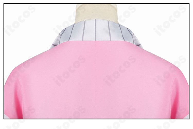 襟の背面ディテール。後ろ襟のカーブと縫製ラインを確認