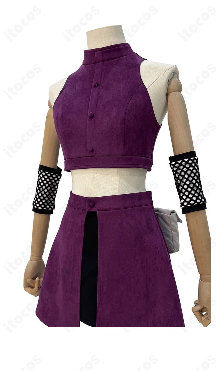 山中いの コスプレ衣装の小物・防具ディテール。ウエストポーチ、膝当て、肘当て、包帯の質感と配置をクローズアップ。