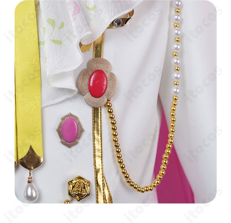 胸元装飾のクローズアップ。チェーンとメダリオン風モチーフの配置、配色のコントラストを確認。