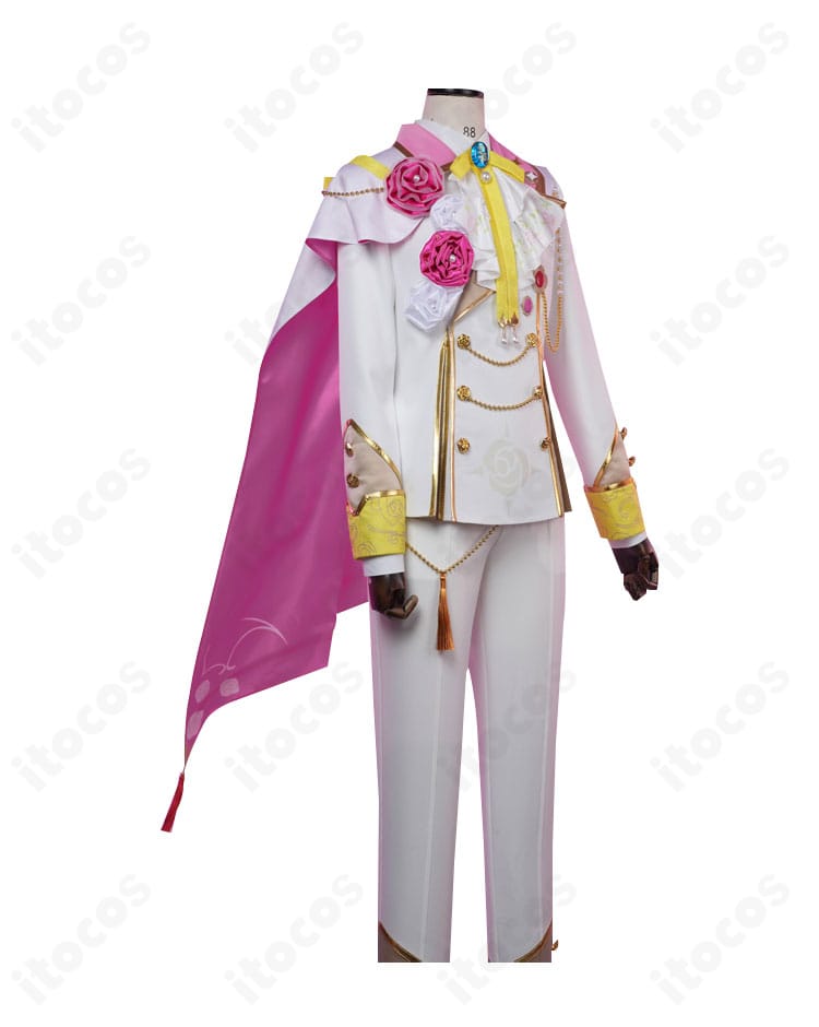 衣更真緒コスの側面スタイル。マントの落ち感とパンツライン、肩周りの立体的なフォルムを確認できる。