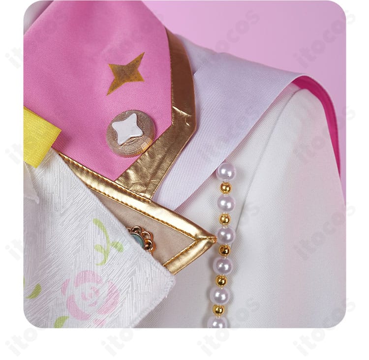 襟周りの装飾ディテール。襟元のブレード、刺繍風装飾、スカーフの重なりを明確に写したカット。