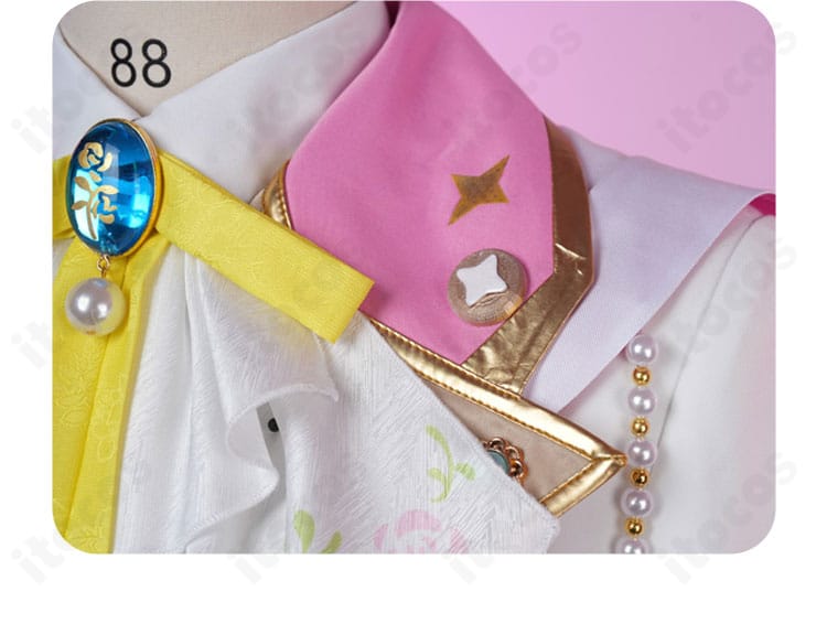 衣更真緒 舞踏会衣装の襟元アップ。スカーフ留めと胸元のレイヤードでフォーマル感を強調。