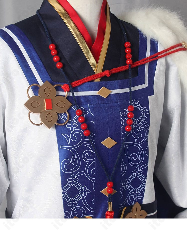 ネックレスと襟元装飾のアップ。金属調パーツと襟の切り替えで高級感を演出