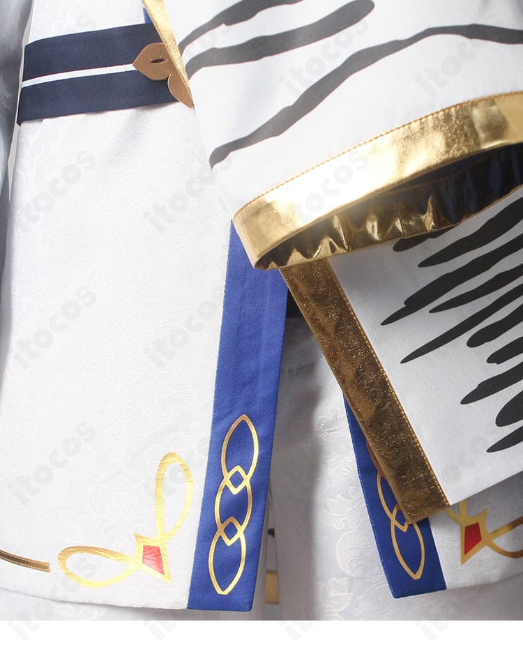 外套の装飾詳細。刺繍とブレードで視覚的な主役感を出すデザインの近接写真