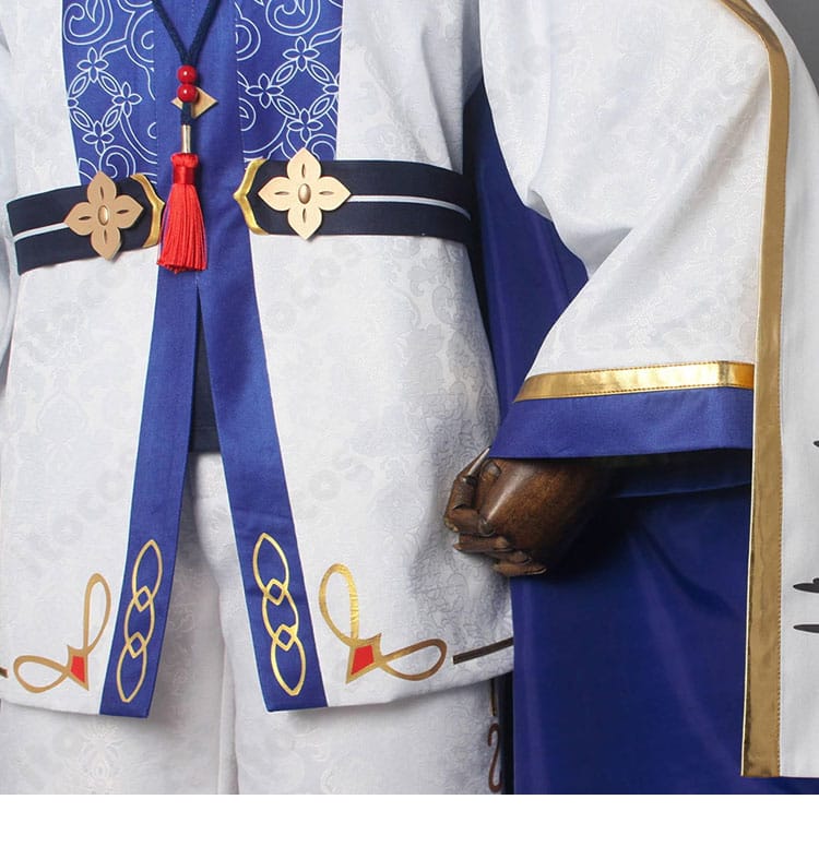 袖口ディテールのアップ。カフスの装飾とステッチ、可動性に配慮した仕立てを確認