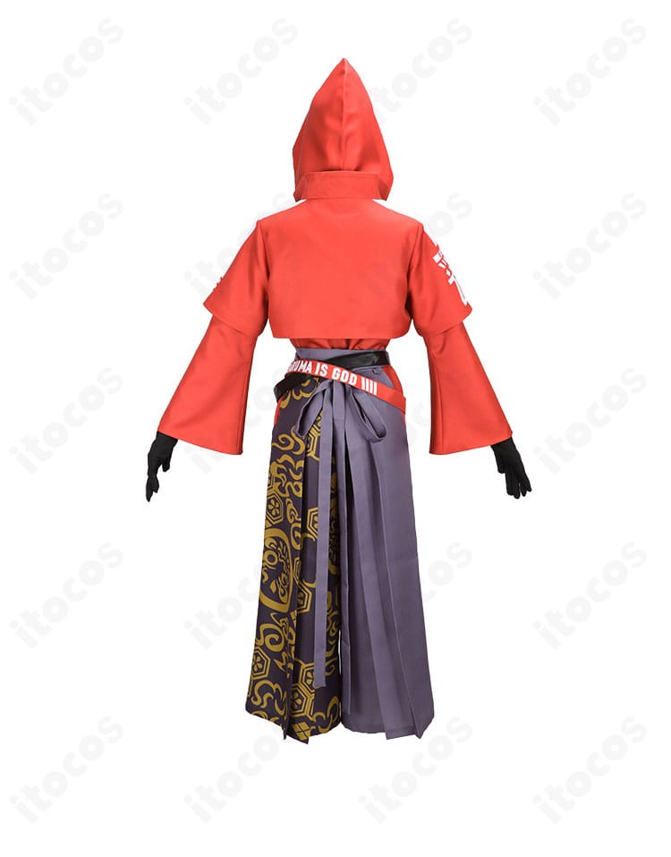 だるまいずごっど コスプレ衣装の背面。コートの後ろ姿や袴の分量感など、背中のディテールが見えるショット。