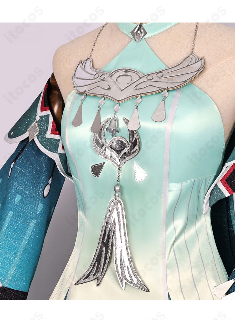 藍硯 コスプレ衣装の頸飾と装飾細部。精密な刺繍と金具パーツの質感が分かるクローズアップ。