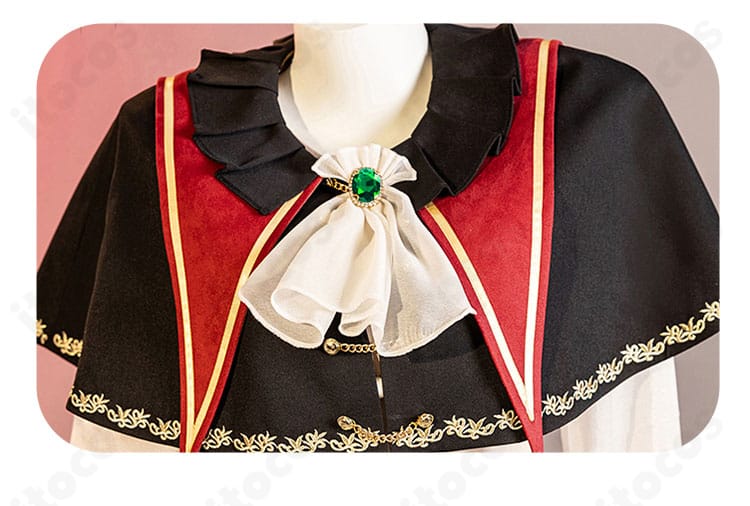 襟元とスカーフ装飾のクローズアップ。結びの形と金属風パーツまで忠実に再現