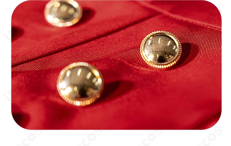 パンツ前面のボタン装飾の拡大。細かな意匠で近距離撮影にも映える設計