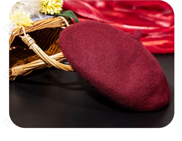 帽子の装飾ディテール。縁取りやアクセントパーツでコーデが完成