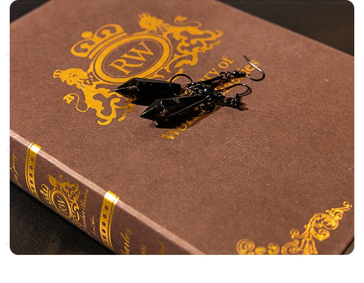 耳飾りの接写。左右のバランスと輝きが分かるアクセサリーカット。