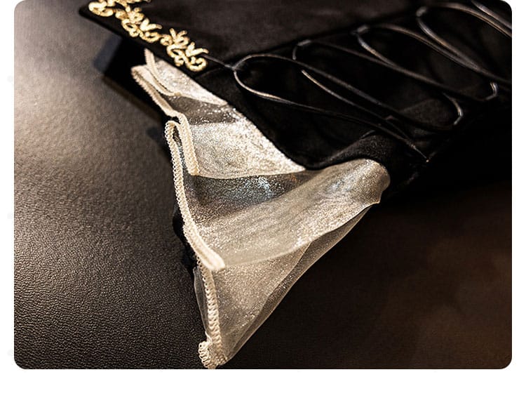 上衣側面の紐飾りディテール。位置関係と立体感を示す接写。