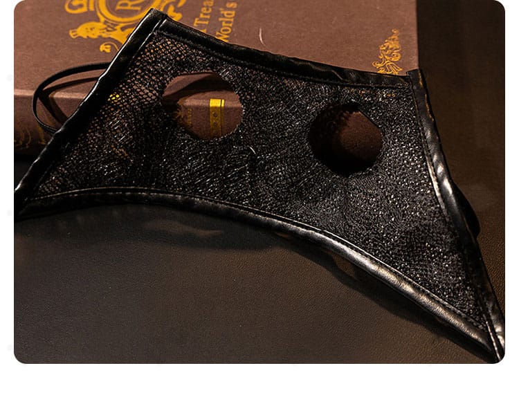 顔周りの飾りのクローズアップ。仮面併用時の表情づくりに役立つアクセディテール。