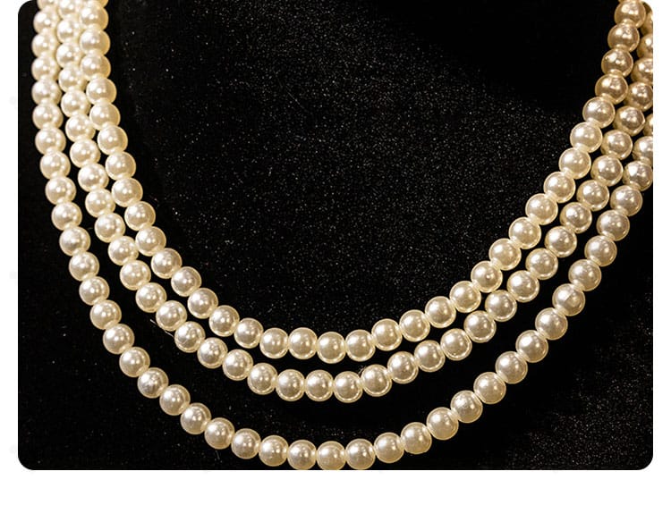 ネックレスのディテール接写。アモーリス衣装に合わせた上品な質感を表現。