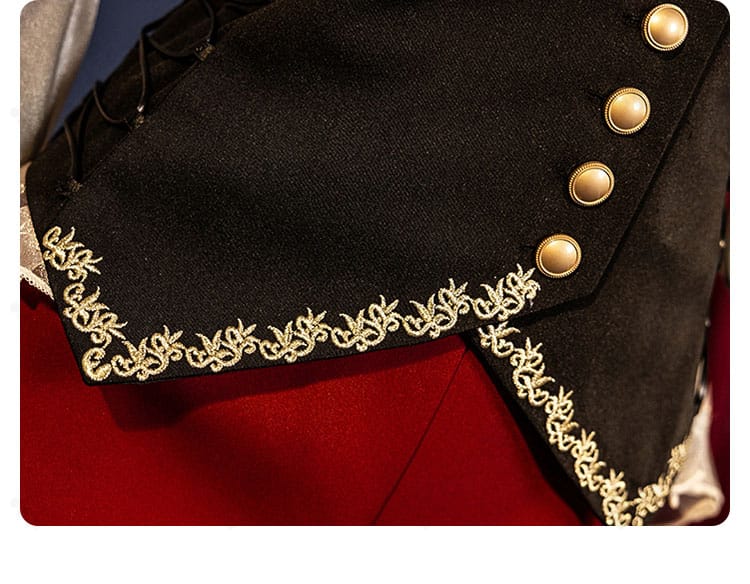 門襟と裾飾りのディテール。アモーリス衣装の装飾縫製とエッジの仕上げを強調。