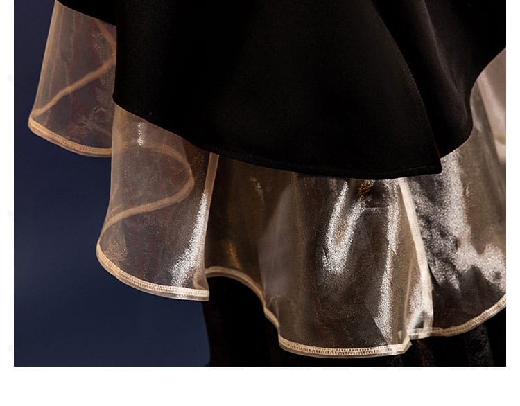 スカート裾の装飾詳細。ドロリス版特有の意匠を強調したディテールカット。