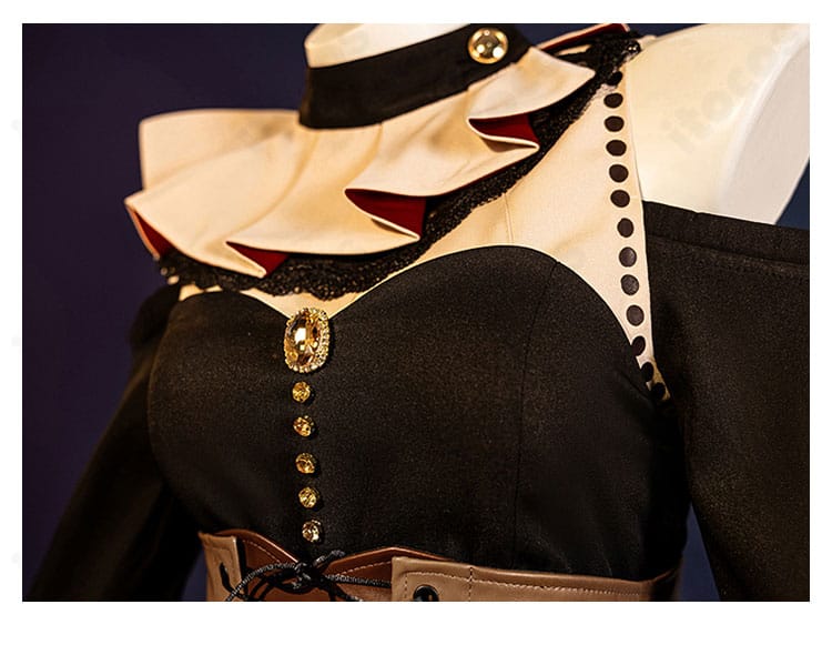 胸元装飾のクローズアップ。三角初華の衣装らしい立体モチーフと縫製ディテールが見える画像。