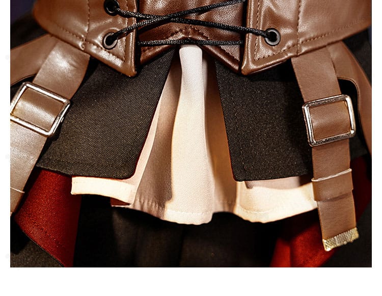 裾装飾のクローズアップ。エッジの効いた装飾とステッチが美しく写る画像。