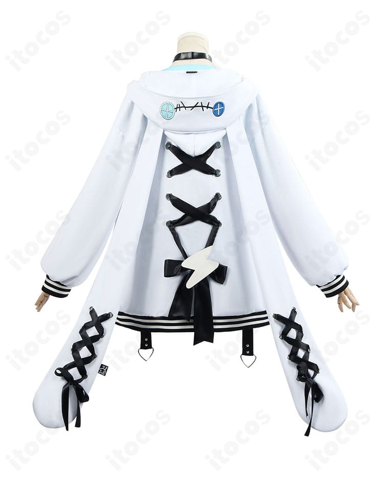 水宮枢コスプレ衣装の背面。背飾りとフードの落ち感、裾デザインを確認