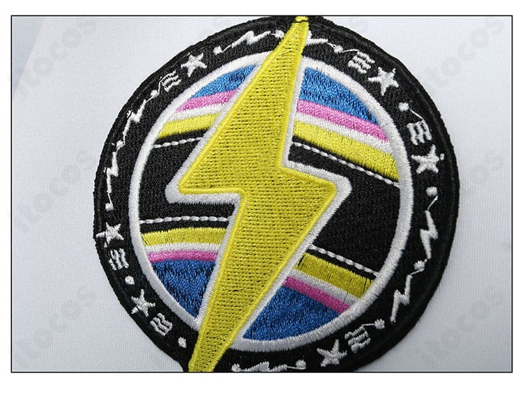 水宮枢コスプレ衣装の胸元ロゴ刺繍アップ。糸色と密度が分かる拡大写真