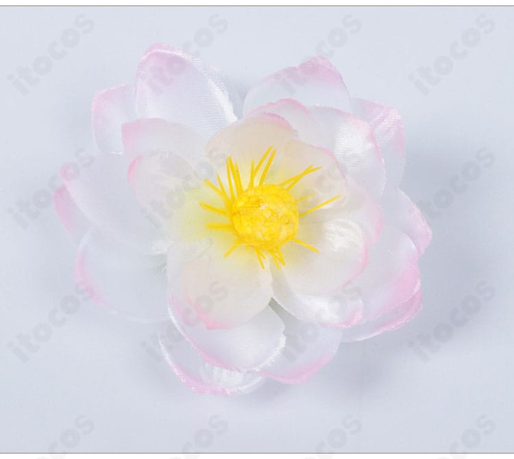 花園羽香里コスプレ衣装・髪飾りのアップ。サイズ感と装着イメージ、可憐なデザインを強調。