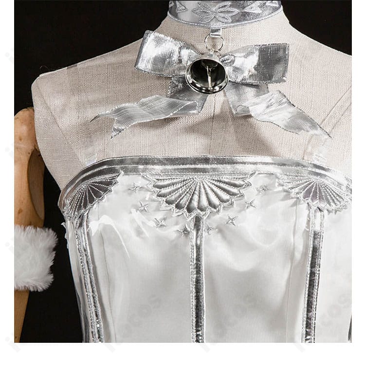 シンフォニー2025衣装の領結と胸元装飾のクローズアップ。リボンの質感と縁飾りを強調