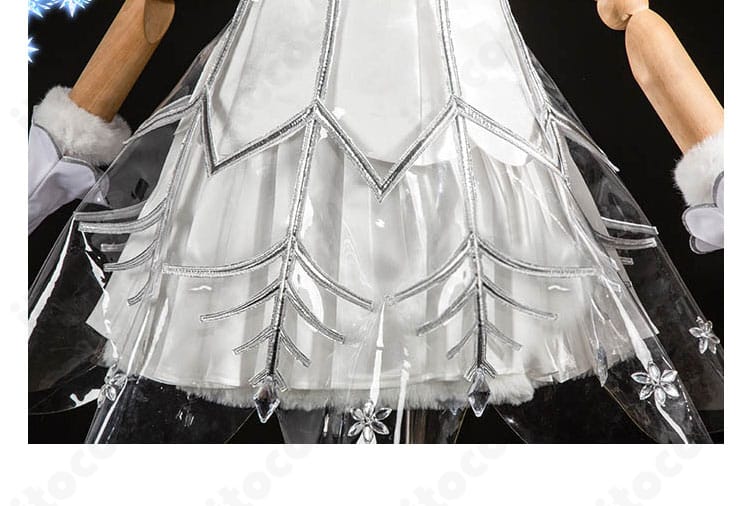 シンフォニー2025ドレスのスカート装飾詳細。レースとアプリケの配置、ステッチの仕上がりを示す画像